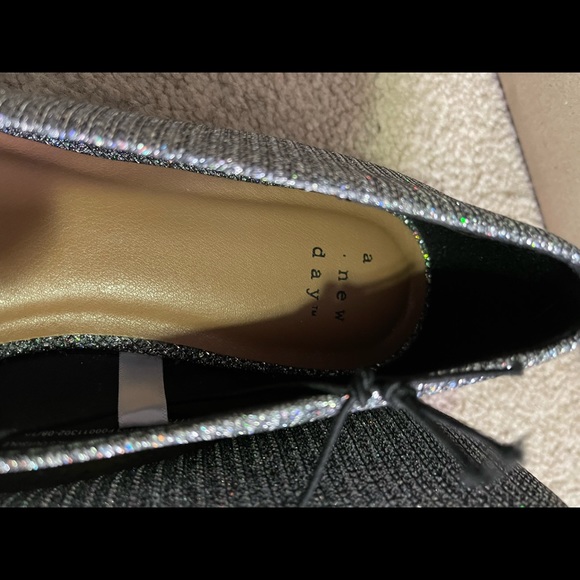 Women’s Belle Pointed-Toe Loafers - Picture 4 of 7